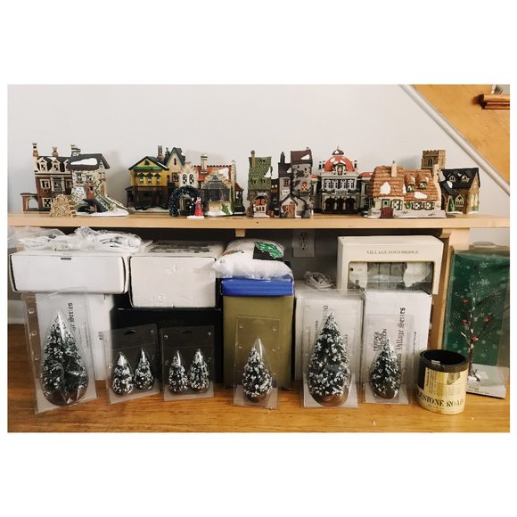 The Heritage Collection Dickens Village Series Ceramic Village with Accessories - Picture 1 of 7